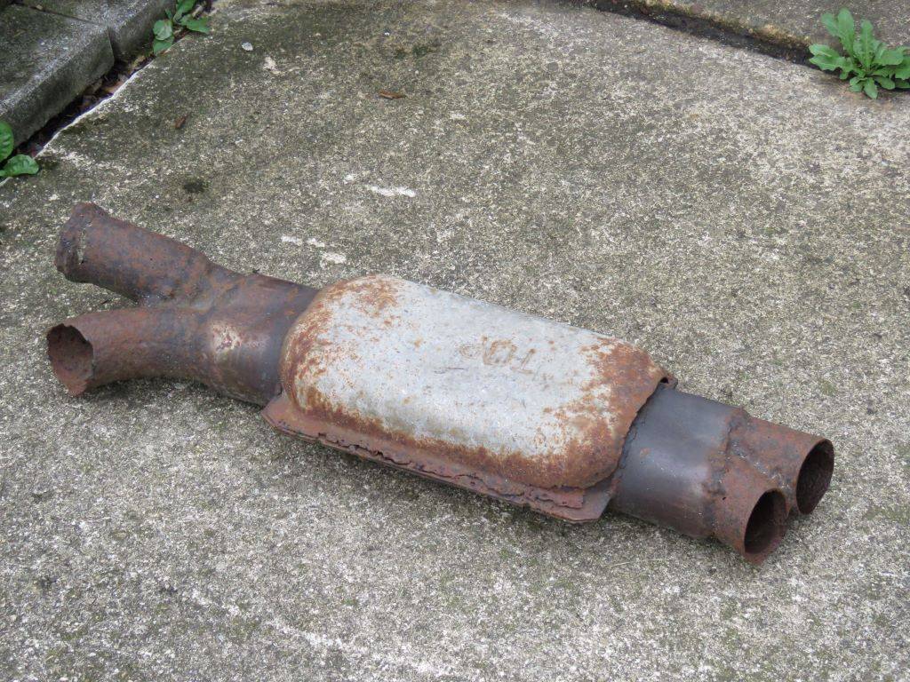 X-pipe hiding in a catalytic converter web.JPG