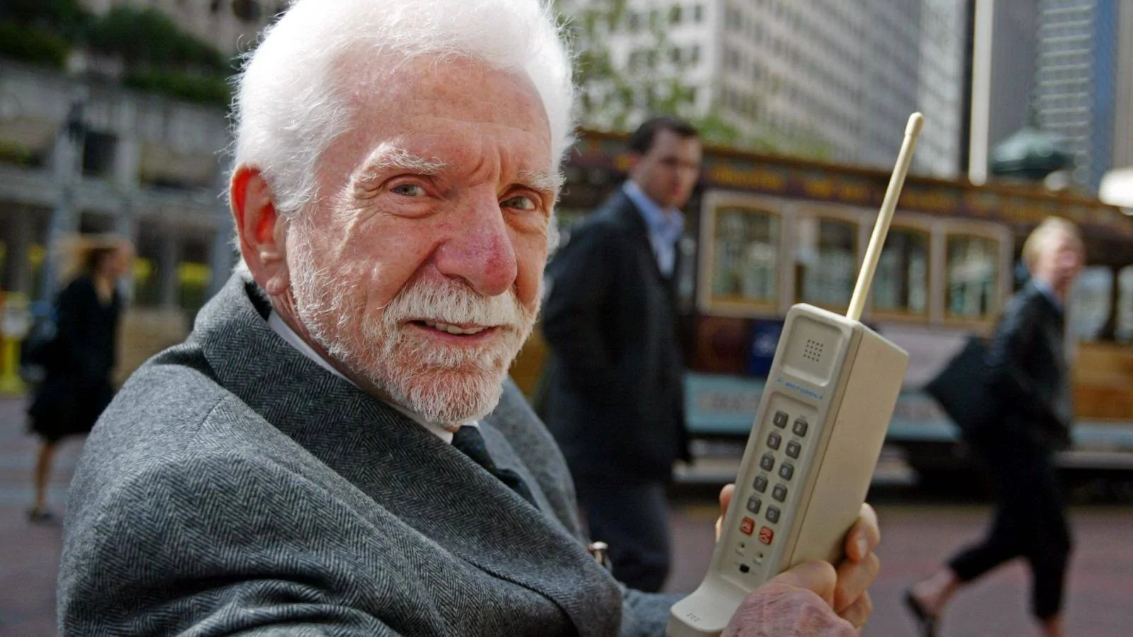 martin-cooper-motorola-dynatac1-e1539360738306.webp