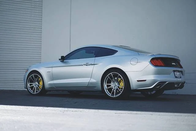 INGOT-SILVER-FORD-MUSTANG-GT-S550-HRE-FF04-LIQUID-METAL-CONCAVE-WHEELS.webp