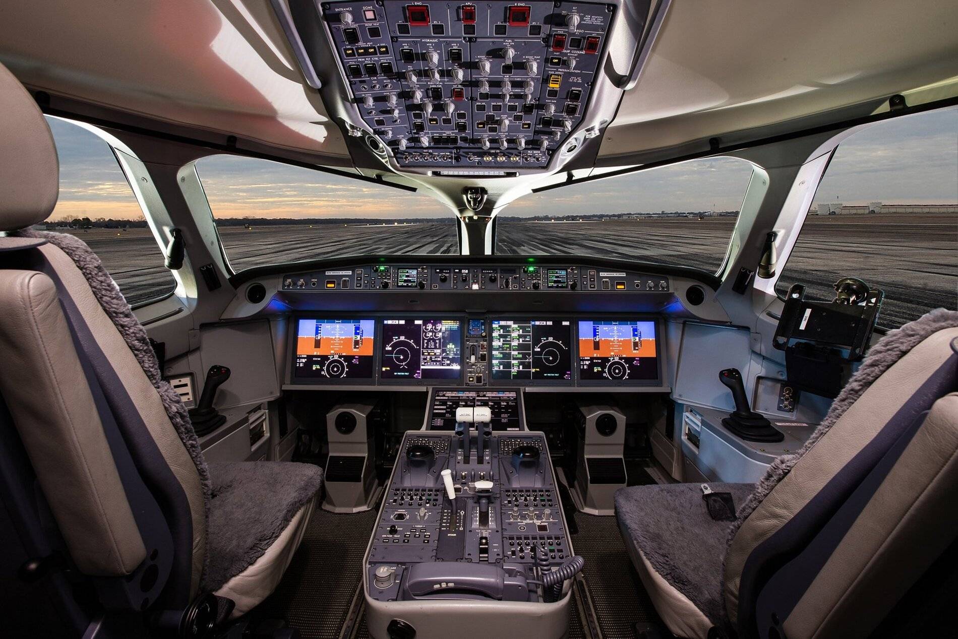 airbus-a220-300-cockpit.jpg