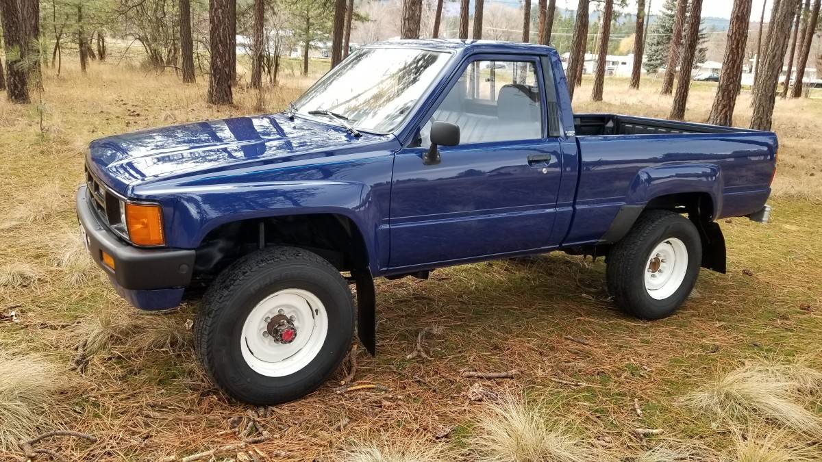 1985-Toyota-Hilux-4x4-Pickup-1.jpg
