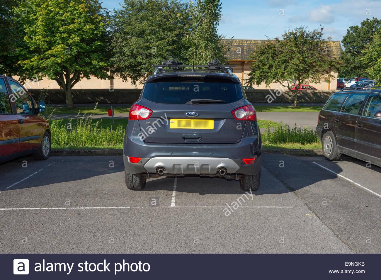 bad-parking-a-4x4-car-badly-parked-straddling-two-parking-bays-in-E9NGKB.jpg