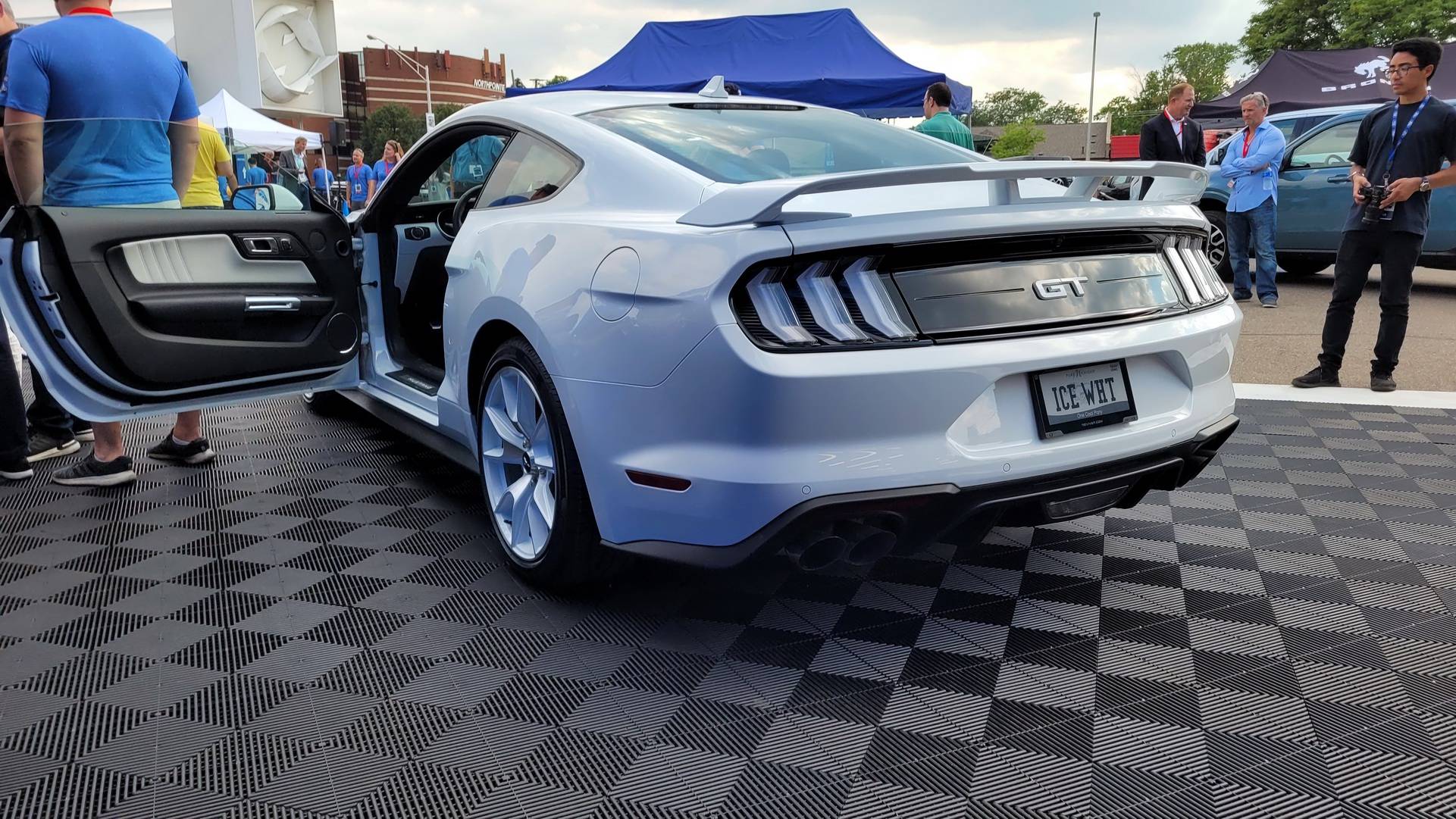 2022-Ford-Mustang-Ice-White-Edition-18666666666666.jpg