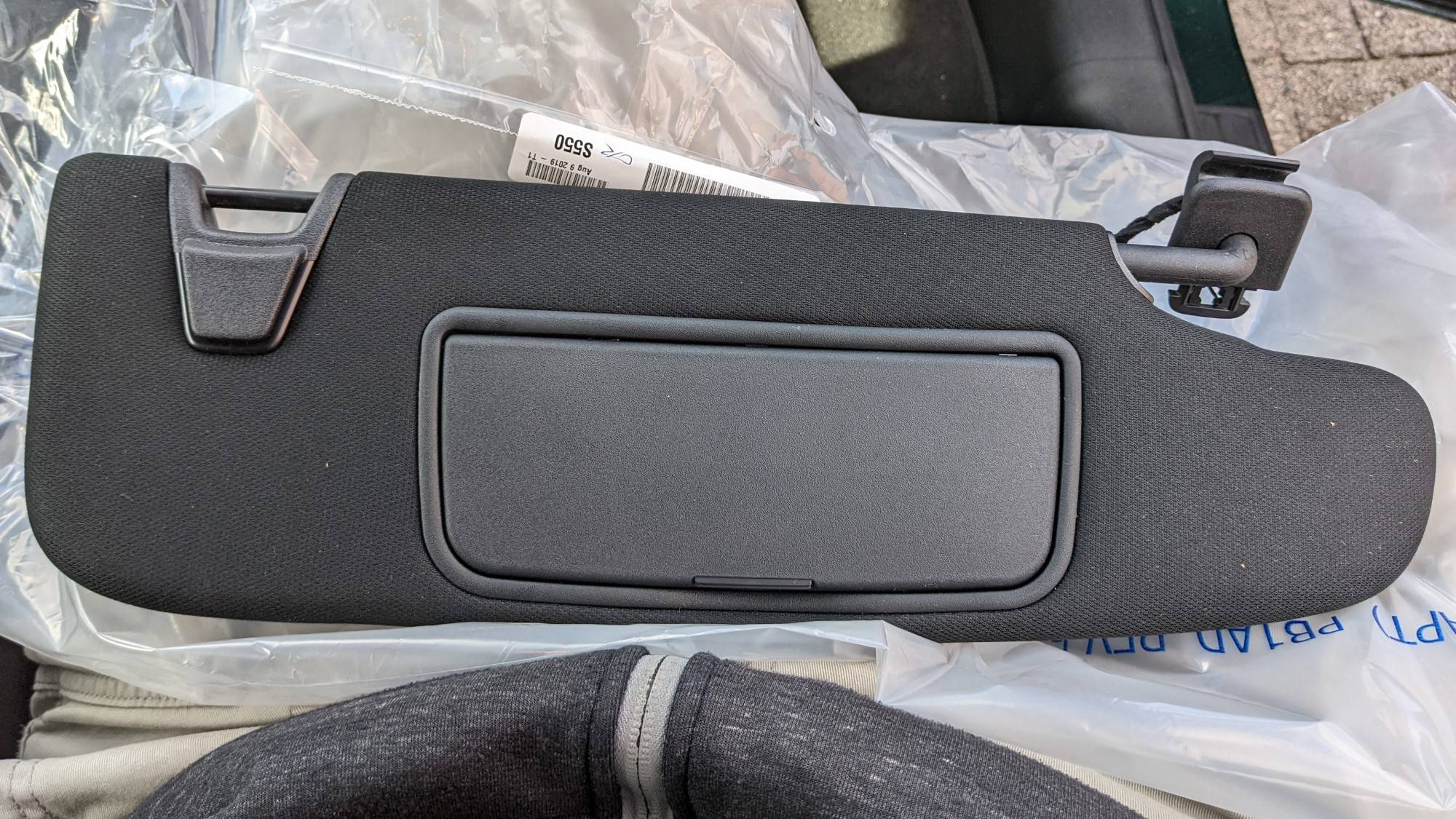3_EU_RHD_right_sun_visor.jpg