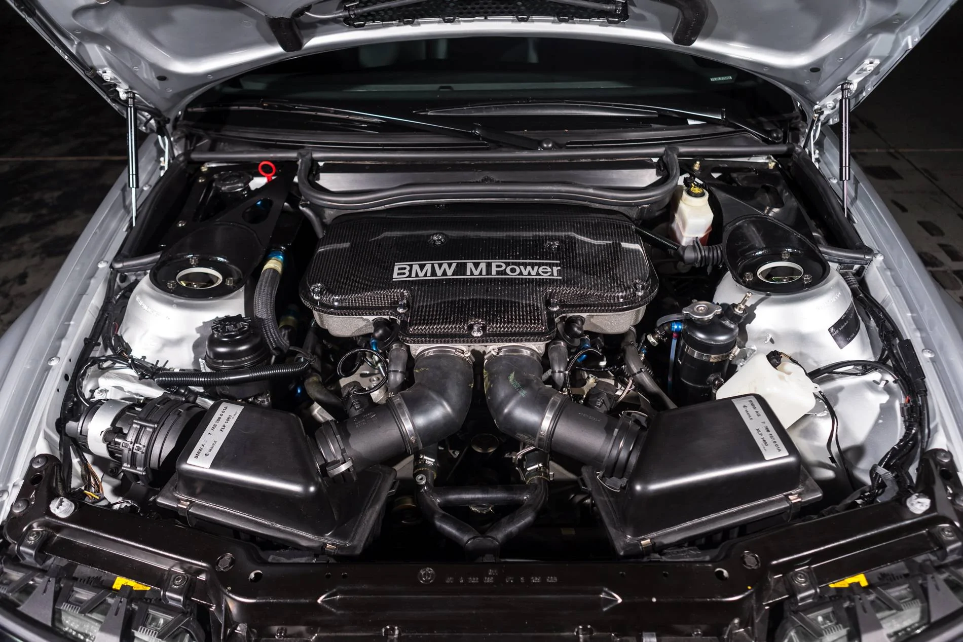 BMW-M3-GTR-Road-version-1900x1200-images-15.webp