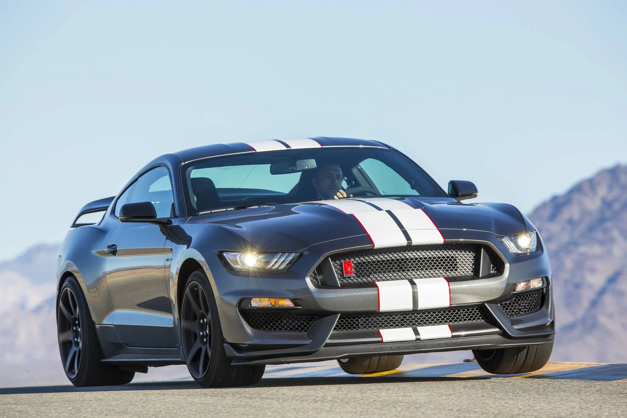 2016 GT350R front-three-quarters-turn.webp