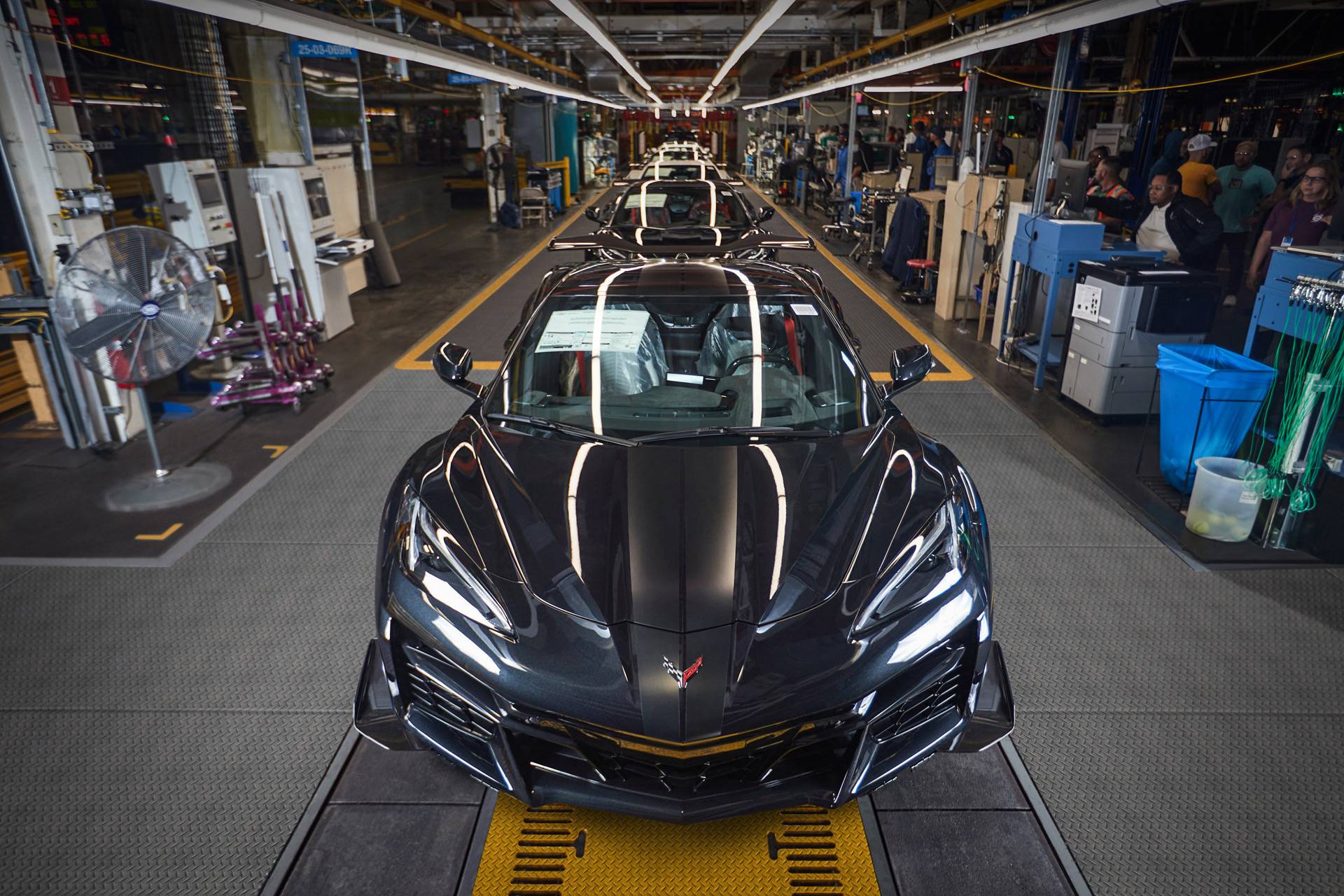 production-of-the-first-2023-chevrolet-corvette-z06--nov-2022_100863462_h.jpg
