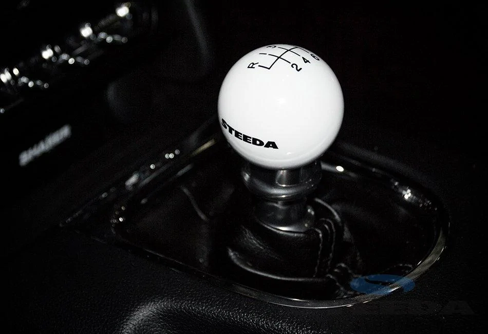 steeda-s550-mustang-6-speed-white-shift-knob-15-17-203-E226ULSI20-02.webp