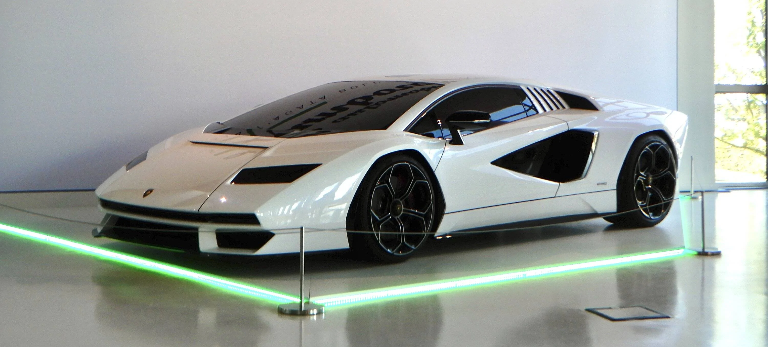 Lamborghini_Countach_LPI_800-4_(1).jpg