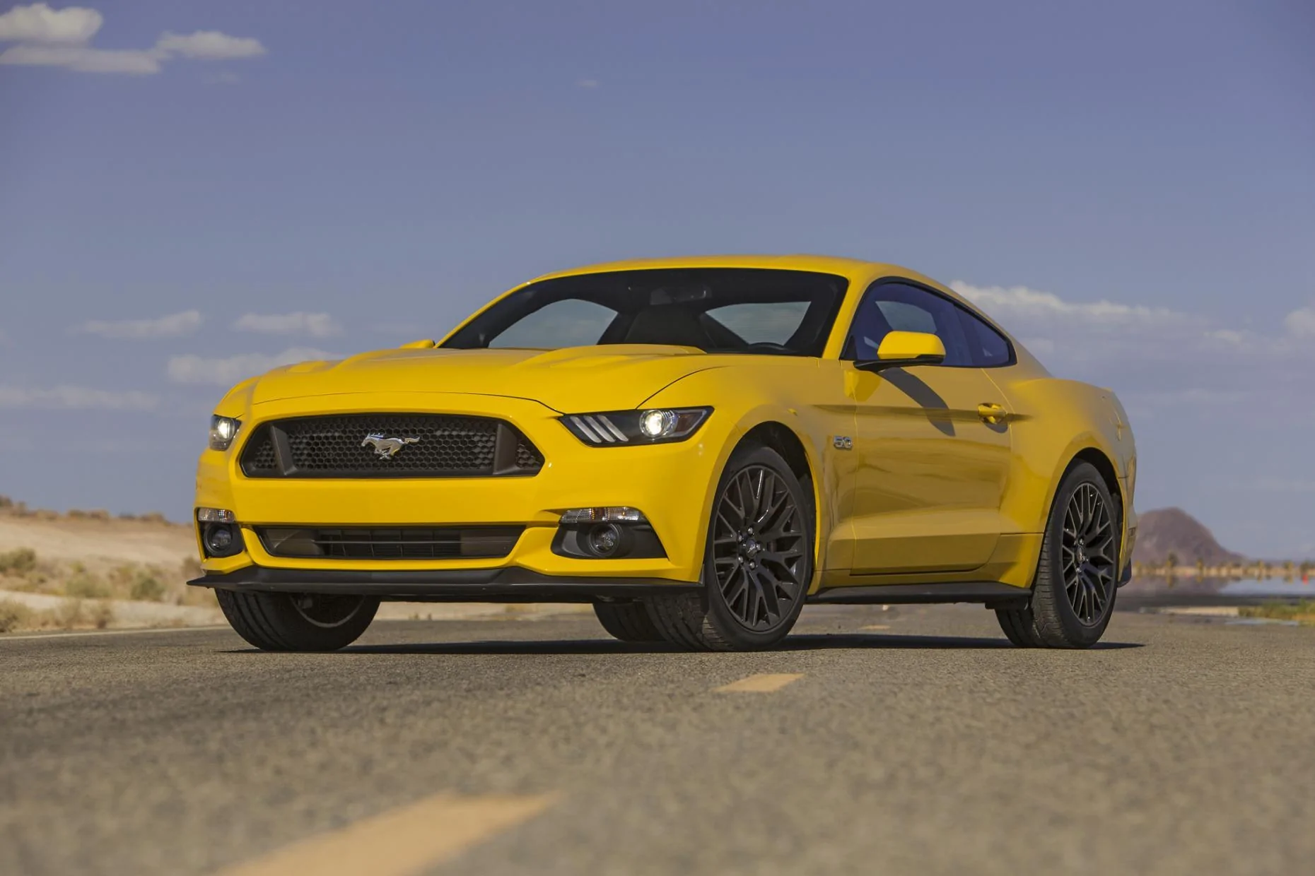 2015-ford-mustang-gt-front-three-quarters-08.webp