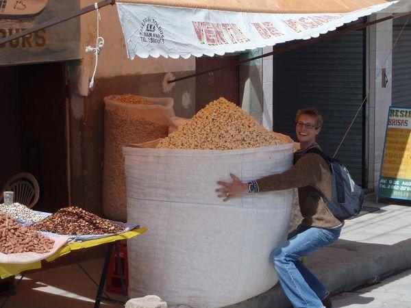 1623617-The-Biggest-Bag-of-Popcorn-Ever-0.jpg