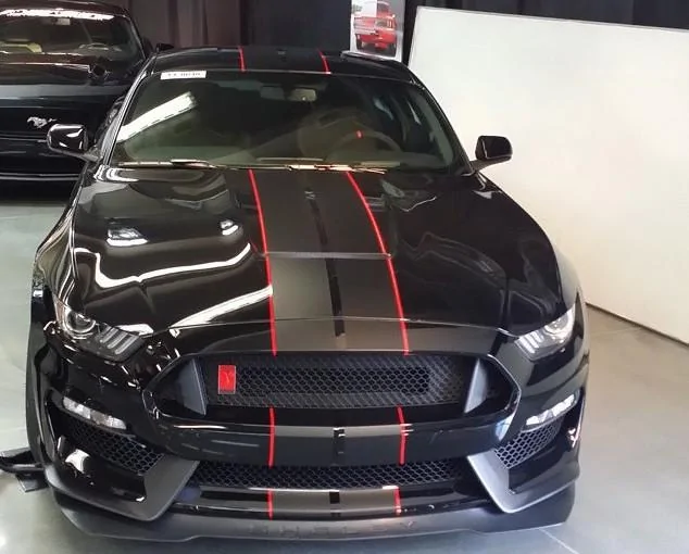 black-shelby-gt350r-mustang.webp