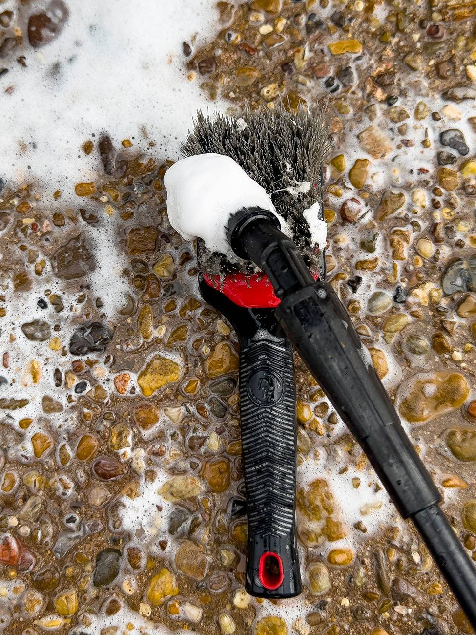 ik-foam-pro-12_charging-tire-brush_240823.jpg