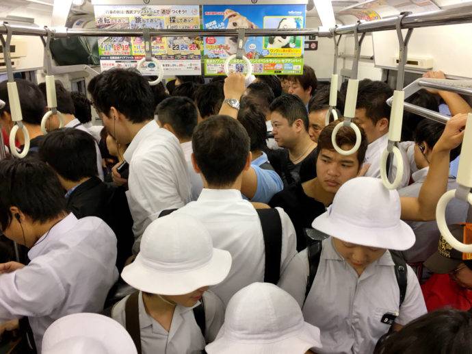 Packed-commuter-train-690x517.jpg