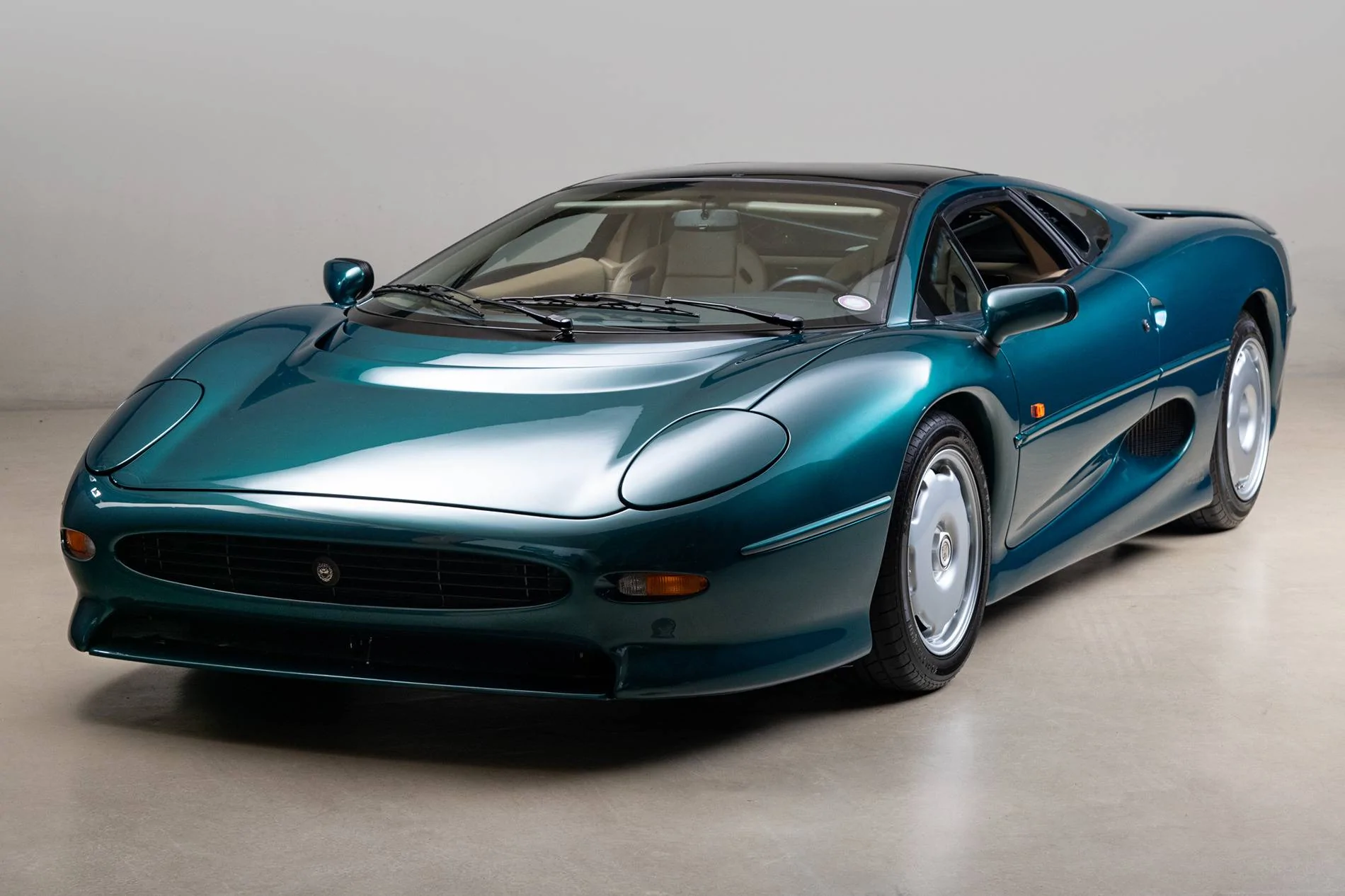 Silverstone-Green-Jaguar-XJ220.jpeg