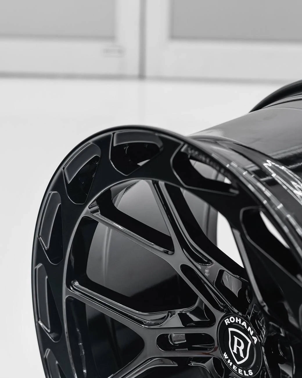rohana-rfx19-gloss-black-wheels-1.webp