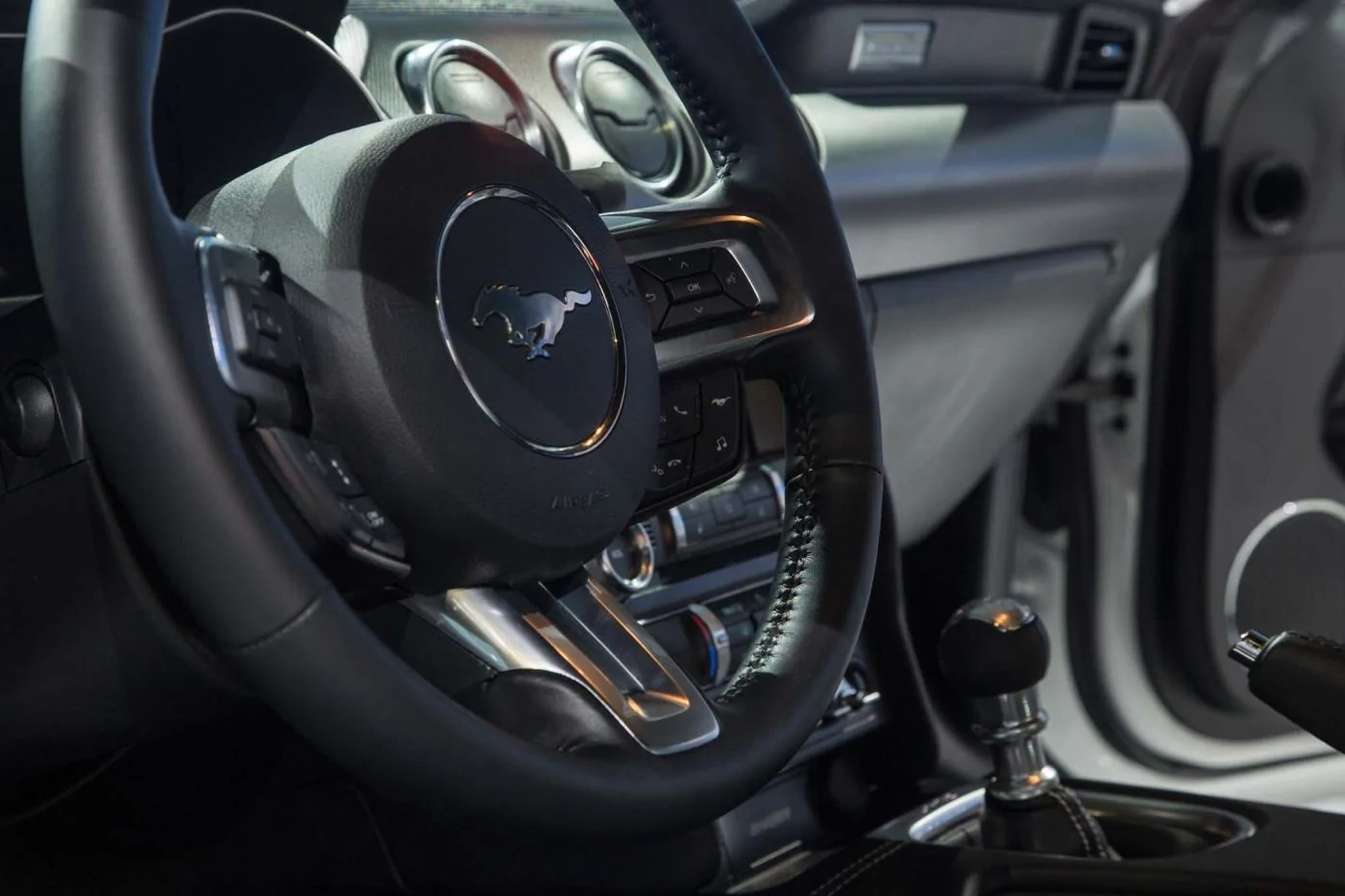 2018-Mustang-Interior-4.webp