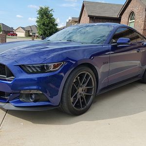 M6G 24
BigWormGraphix Dual Narrow 2 Color Stripes (Matte Charcoal/Gloss White)
BigWormGraphix Lens Tint Kit (Tint Headlamps; Optic Blue Fog Lamps; G